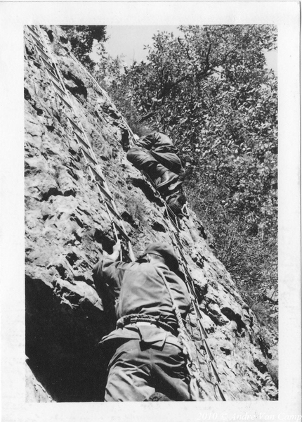 1966-09-25 Rotsbeklimming met ladder4
