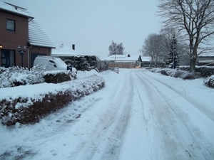 onze straat in de sneeuw