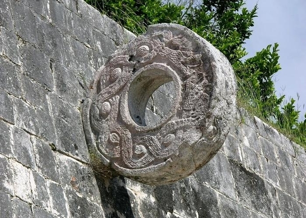 2a Chitzen Itza_balspel_is de best bewaarde Maya-Tolteken stad. D