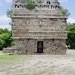 2a Chitzen Itza_Iglesia_Piramide Kukulcán vanaf een hoek