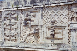 3a Uxmal_nonnenklooster_Detail van de westelijke muur.