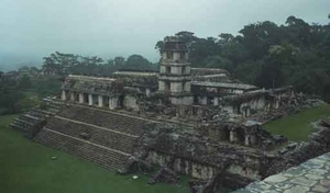 4a Palenque_paleis_Het Palacio in Palenque, het enige Maya bouwwe
