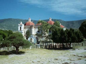 7a Mitla_kerk_ door de Spanjaarden gebouwde kerk bij de ruïnes v