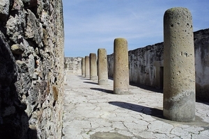 7a Mitla_site_Templo de las Coumnas_6 enorme zuilen die vroeger h