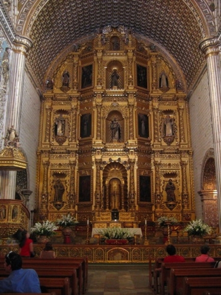 7b Oaxaca_Het schitterende barokke altaar van de Iglesia de Santo