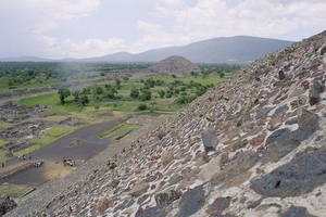 9b Teotihuacan_piramide van de zon, met uitzicht op de piramide v