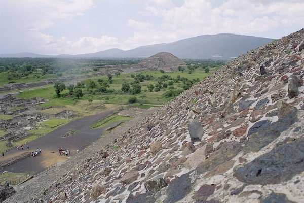 9b Teotihuacan_piramide van de zon, met uitzicht op de piramide v