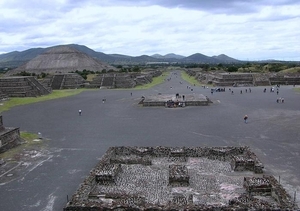 9b Teotihuacan_zicht maanpiramide richting de zonnepiramide 2