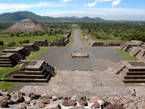 9b Teotihuacan_zicht maanpiramide richting de zonnepiramide