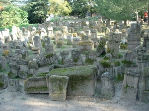 4b Carthago__kindergraven_grafstenen van geofferde kinderen aan B