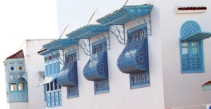 4c Sidi Bou Saïd_Andalousische raam omlijstingen_zien zonder gez