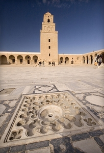 5a Kairouan_Sidi Oqba_grote moskee_binnenplaats met toren