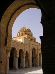5a Kairouan_Sidi Oqba_grote moskee_tussen de bogen