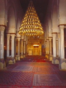 5a Kairouan_Sidi Oqba_grote moskee_zuilen binnen met luster_IMAG0