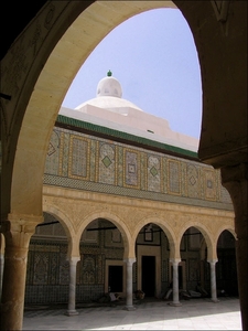 5a Kairouan_Sidi Sahbi_ moskee van de barbier_ binnenkoer _bogen