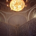 5a Kairouan_Sidi Sahbi_ moskee van de barbier_plafond met luster_