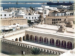 5b Sousse_grote moskee _binnen de medina met de haven op de achte