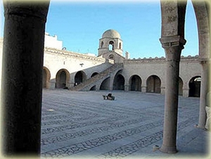 5b Sousse_grote moskee _de binnenplaats met de hoefijzervormige b