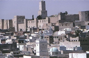 5b Sousse_medina_zwaar ommuurd en toren van de kasba