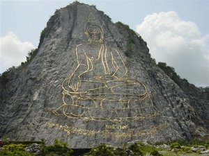 2d_Bangkok_omg_Boeddha op berg uitgebeeld 2