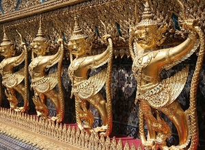 2_Bangkok_grpl_Wat Phra Kaew_detail wachters op buitenmuren