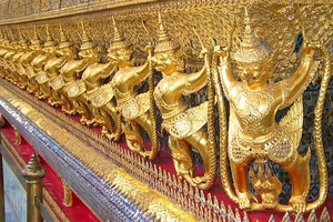 2_Bangkok_grpl_Wat Phra Kaew_Garuda en Nagas, aan de buitenkant v