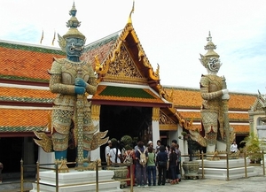 2_Bangkok_grpl_Wat Phra Kaew_ingang met wachters