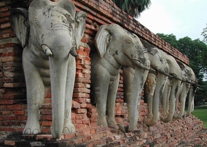 3_Sukhothai _Kleine chedi met olifantenkoppen