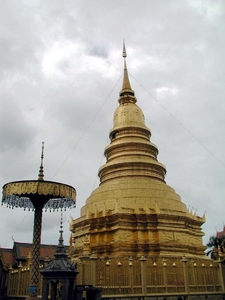 5_Lumphun_Wat Phra That Haripunchai _vergulden chedi met zonnesch