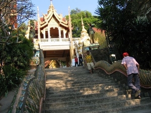 6_Chiang Mai_Doi Suthep_Wat Phra That_toegang_met de tempel voorz