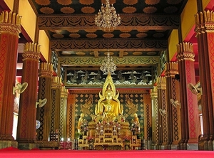 6_Chiang Mai_wat_binnen met boeddhabeeld 3