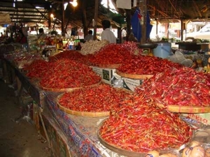 7_Chiang Rai_markt_Op lokale markten is het aanbod van rode peper