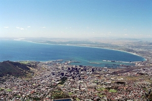 8 Kaapstad _zicht vanaf de tafelberg op stad en bay