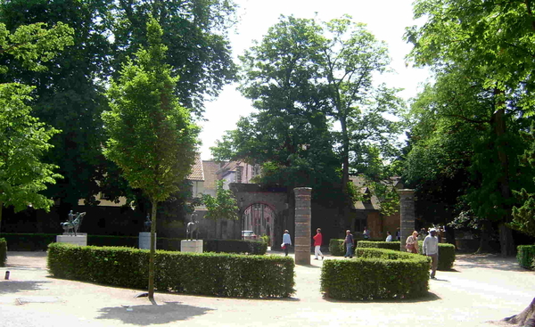 Het park naast OLV-kerk