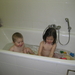 60) Spelen in het badje