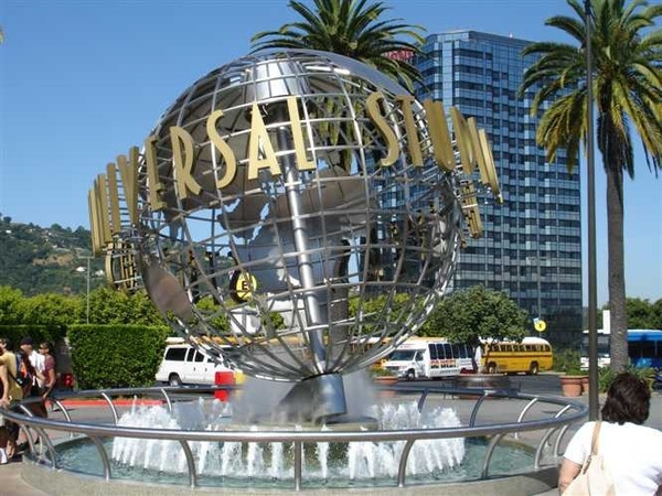 1a  Los Angeles_universal studio's 00_INOX-monument bij ingang