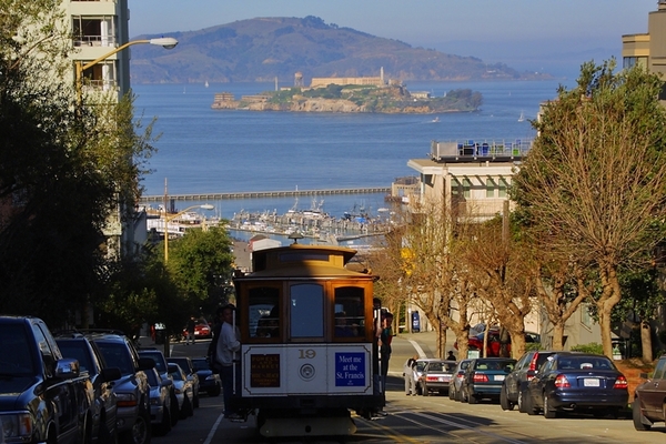 6a San Francisco_CableCar met zicht op Alcatraz