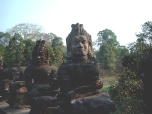 1AT SIMG1135 Beelden ingangspoort Angkor Thom