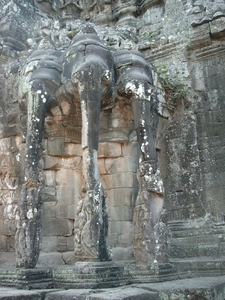 1AT SIMG1137 Olifantenbeelden bij zuidpoort Angkor Thom