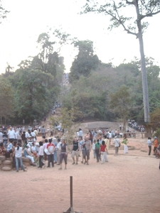 2AW SIMG1219 klimmen naar heuvel zonsondergang Angkor Wat
