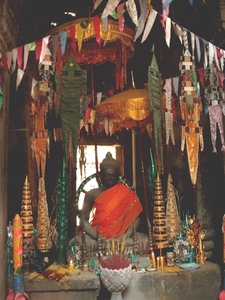 3TP SIMG1205 boedhaverering in binnenste tempel Ta Phrom