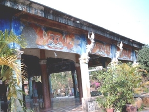 4SR BK SIMG1285 schilderingen op muren koloniaal gebouw bakong si