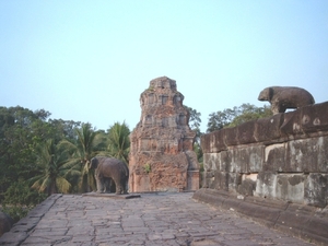 4SR BK SIMG1289 olifantbeelden op tweede laag tempel Bakong