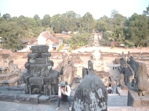 4SR BK SIMG1294 boven zicht met gids en voorzijde tempel Bakong