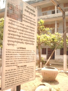 6PP TS SIMG1313 galg op plein bij gevangenis Phnom Penh