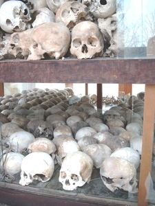 6PP ZKF SIMG1298 Doodshoofden in stupa bij killing fields Phnom P
