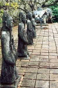 4HU I Hue Tuduc beeldjes bij tombe