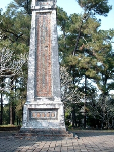 4HU SIMG1503 Obelisk Tuduc tombe Hué