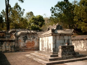 4HU SIMG1509 zich op tombe keizerin Tuduc site Hué