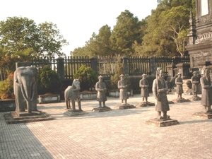 4HU SIMG1511 beeldjes op benedenplaatse tombe L keizer Hué